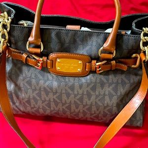 Excellent condition authentic Michael Kors bag.